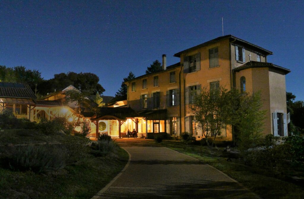 Photographie nocturne du monastère bouddhiste Kanshoji.