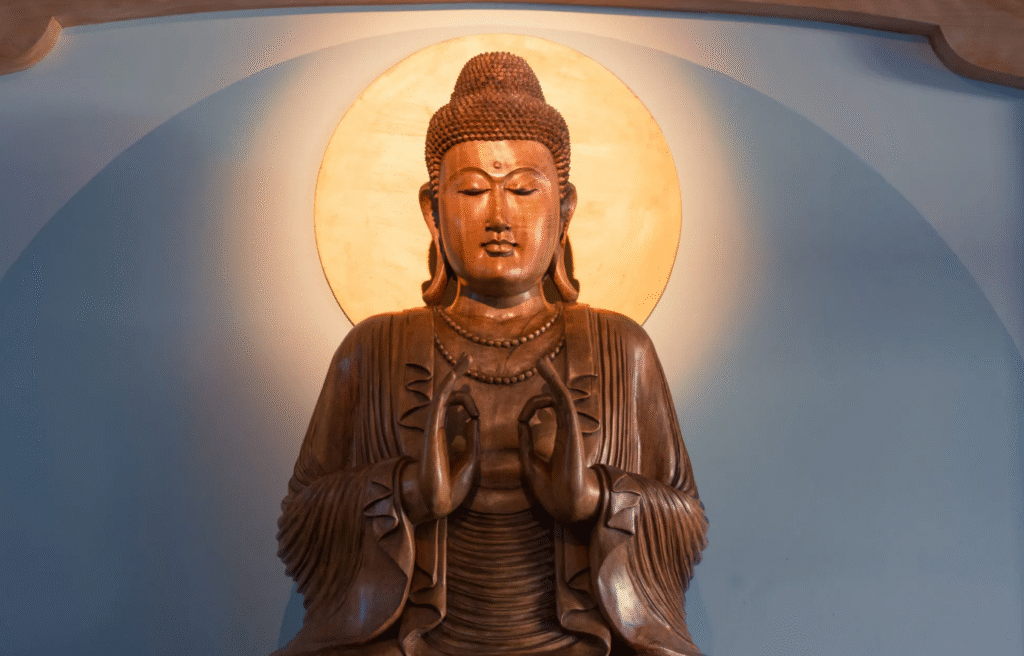 Photographie d'une statue en bois d'un Bouddha situé dans le monastère Kanshoji.